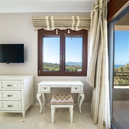Iremia Luxury With Pool